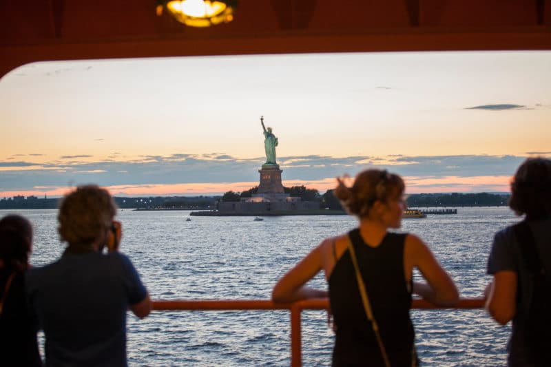 一名女子独自前往纽约，从斯塔顿岛渡轮上欣赏自由女神像