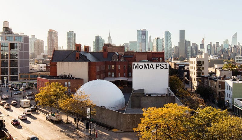 独自一人去纽约旅行，在皇后区看MoMA PS1，身后是曼哈顿的天际线