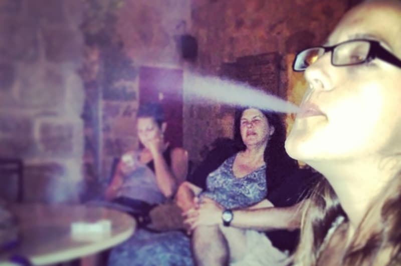 在约旦旅行时抽水烟