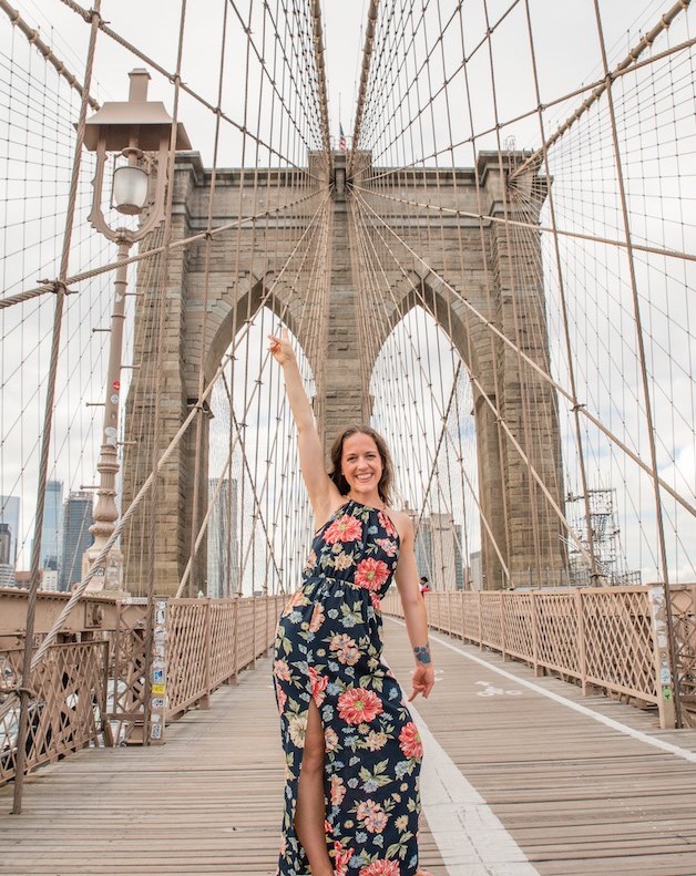 女人走在布鲁克林大桥上，一个人在纽约最好的事情之一