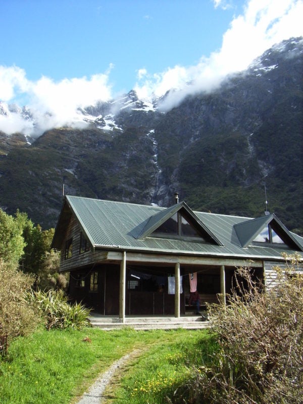 欢迎来到新西兰科普兰小道上的平坦小屋