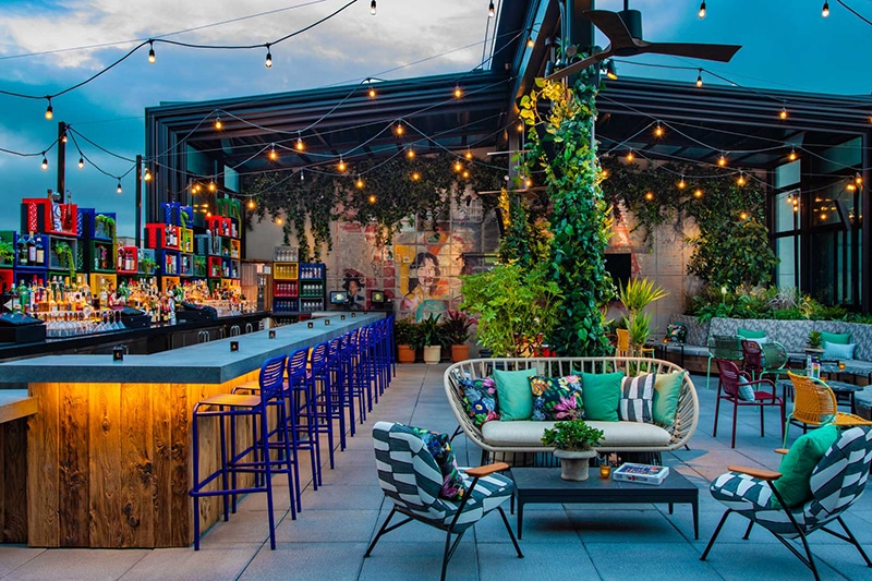 Moxy酒店的Ready屋顶酒吧是纽约最值得上instagram的户外餐厅之一