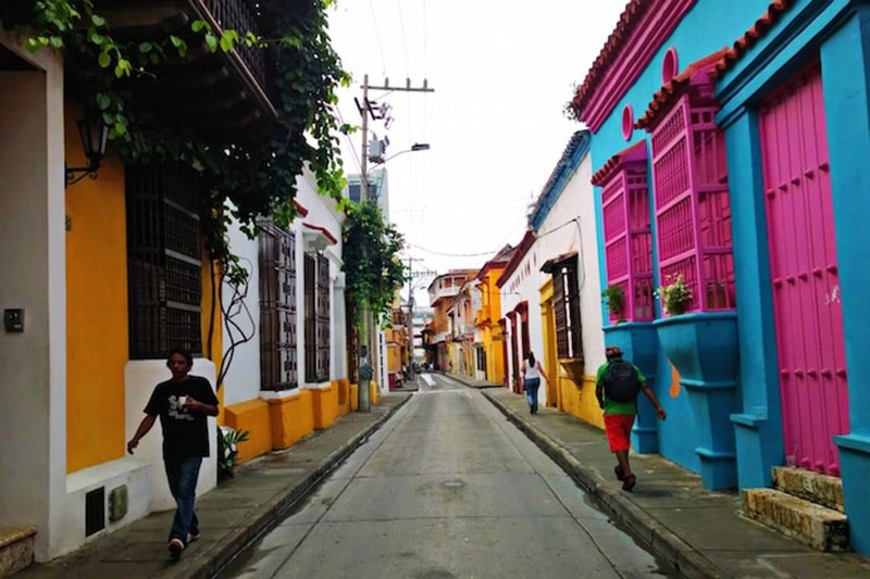 在哥伦比亚旅行时看到了亮紫色和蓝色的门