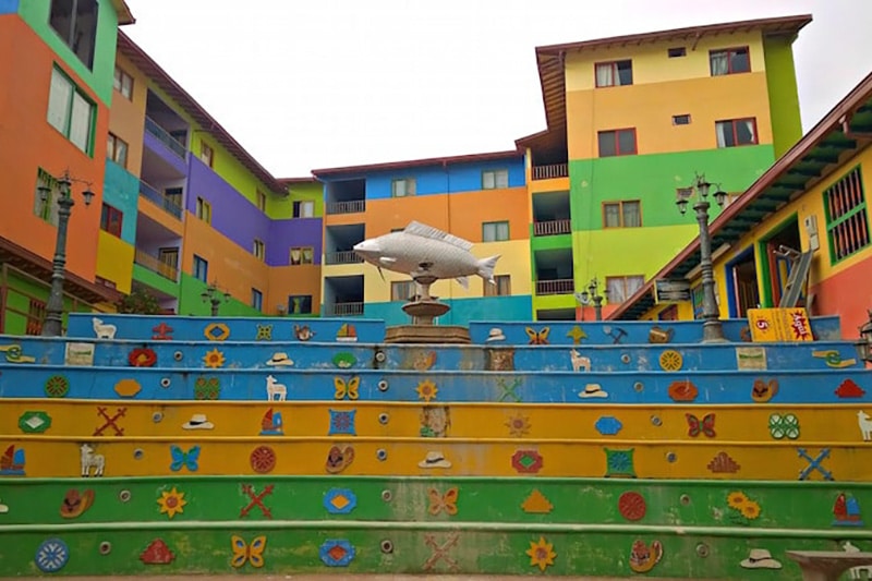 在哥伦比亚旅行时，走上五颜六色的楼梯
