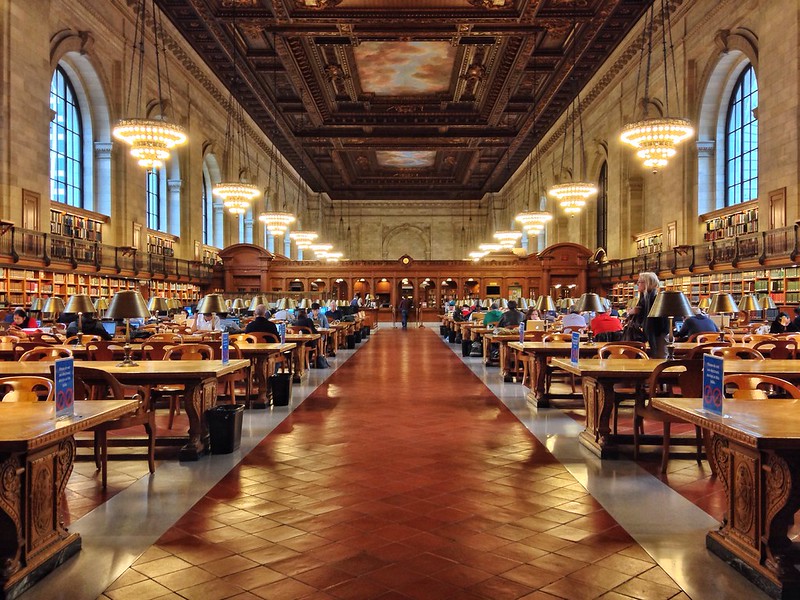 人们在纽约公共图书馆阅览室看书，这是纽约市最适合自己去的地方之一
