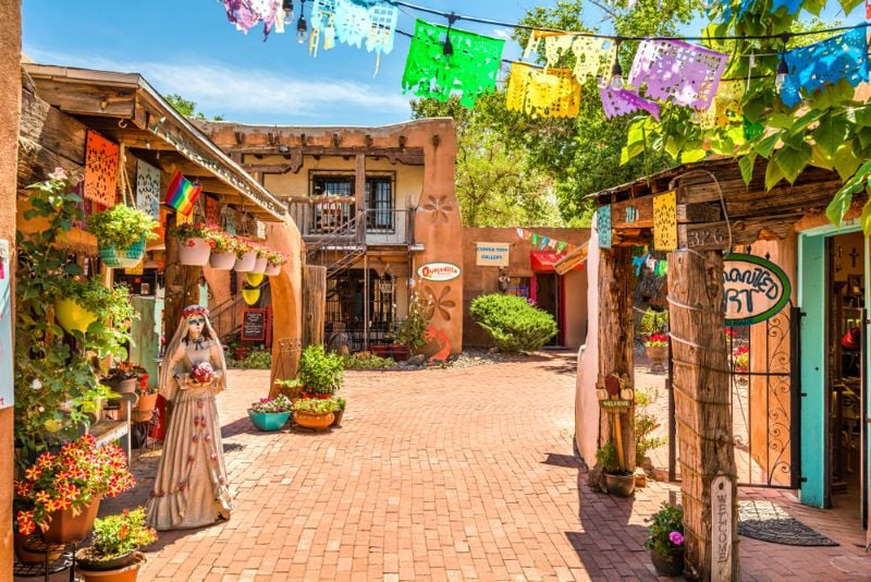 新墨西哥州阿尔伯克基五彩缤纷的圣费利佩街——美国最好的独自旅行目的地之一