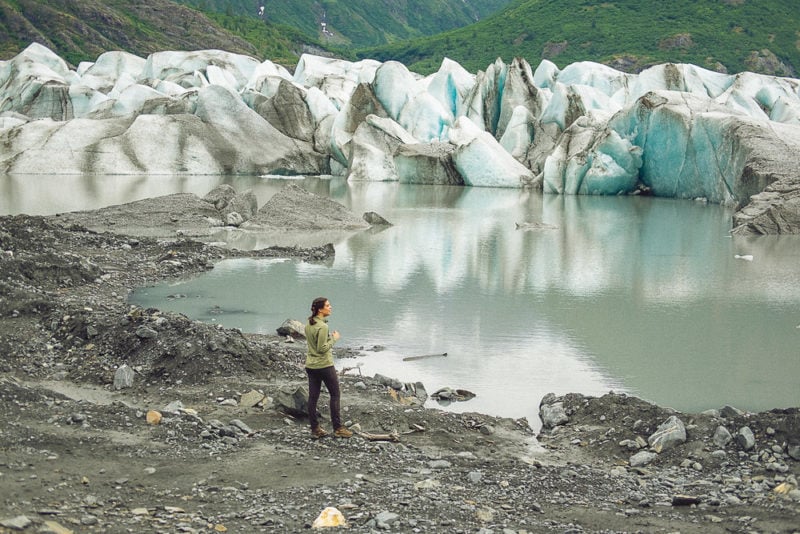 一名女子在阿拉斯加安克雷奇参观斯宾塞冰川，这是美国独自旅行的最佳地点之一