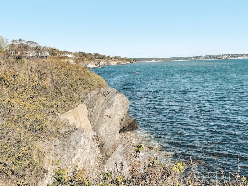 罗德岛新港的悬崖步道是美国独自旅行最安全的地方之一