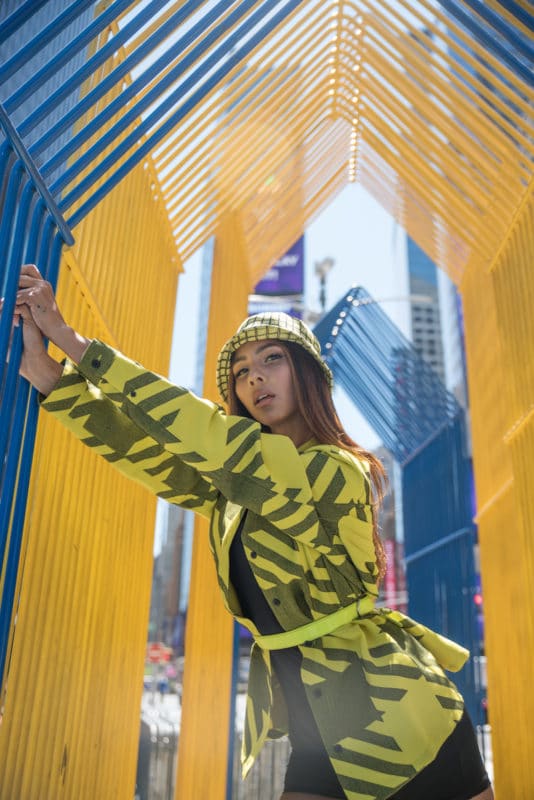 一名女子独自前往纽约，在时代广场摆拍