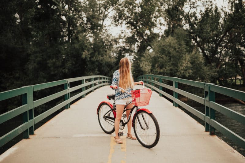 一名女子独自在美国爱达荷州博伊西的绿地上骑行万博客户端登录