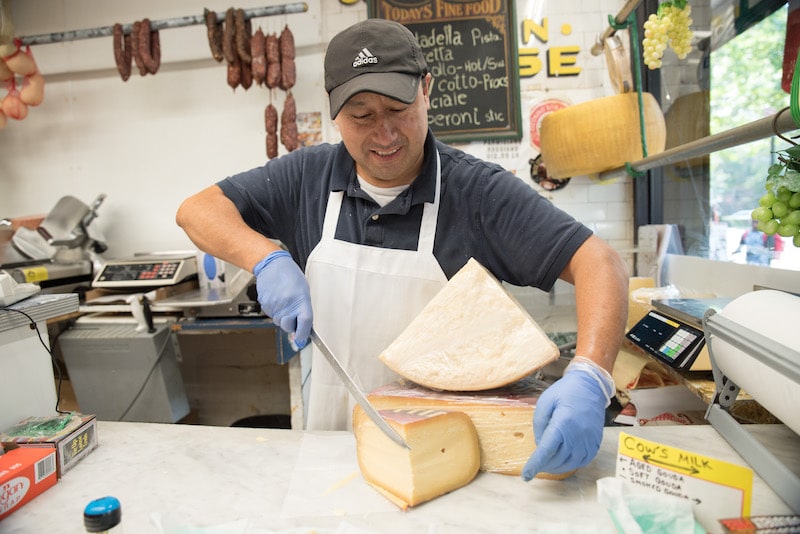 参观布朗克斯亚瑟大道的意大利食品市场，这是一个人在纽约最值得做的事情之一