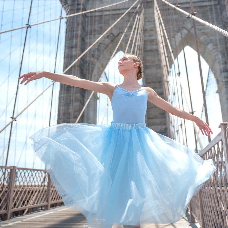 布鲁克林大桥上的女人——纽约最便宜的景点之一