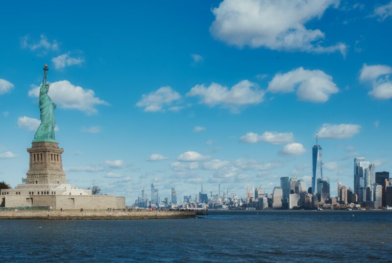 纽约港的自由女神像，背景是纽约的天际线