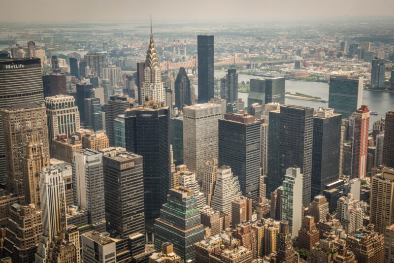 从上面看曼哈顿的天际线，可以看到克莱斯勒大厦