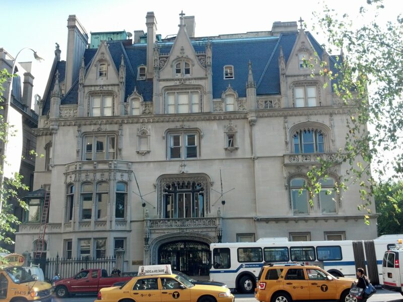 位于纽约上东区的镀金时代豪宅，门前有黄色出租车