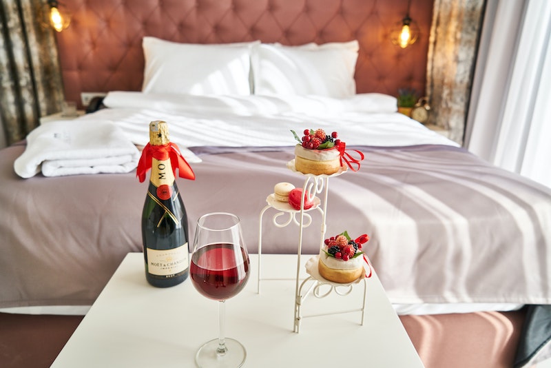 酒店床旁有香槟和糕点