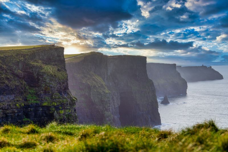 女人来访的莫赫悬崖,而独自旅行在爱尔兰