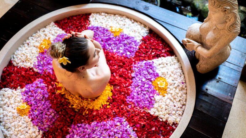 彩色花瓣的巴厘岛花浴