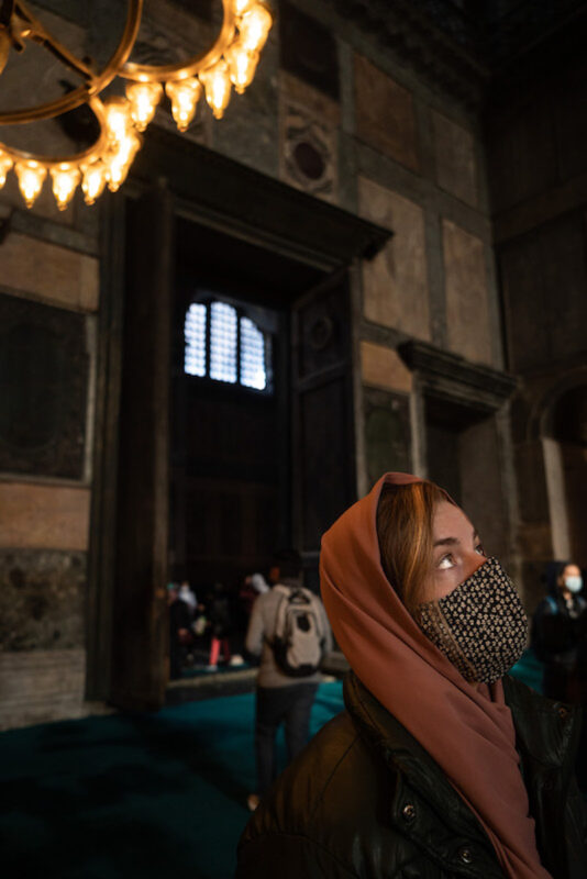 万博客户端登录独自一人在伊斯坦布尔的圣索菲亚大教堂里捂着头发