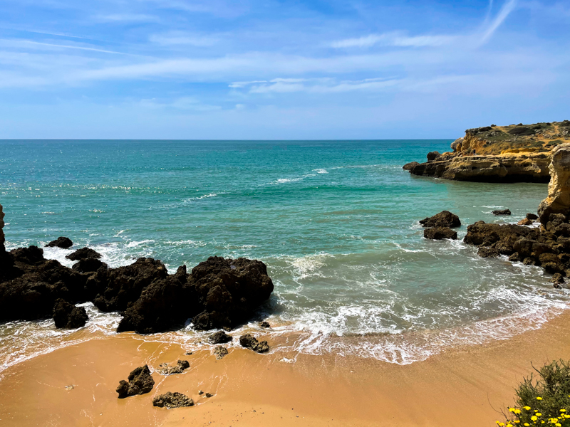 在葡萄牙的阿尔加维海滩独自旅行万博客户端登录