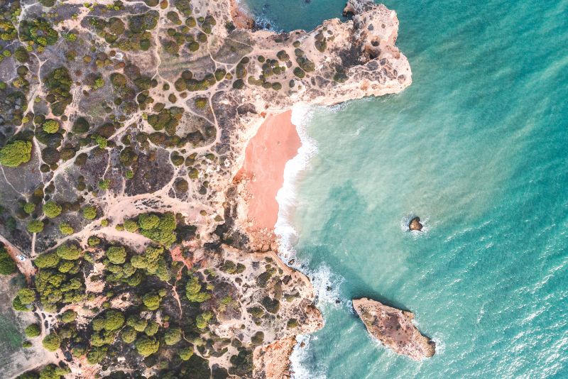 女性独自旅行在葡萄牙在海滩上